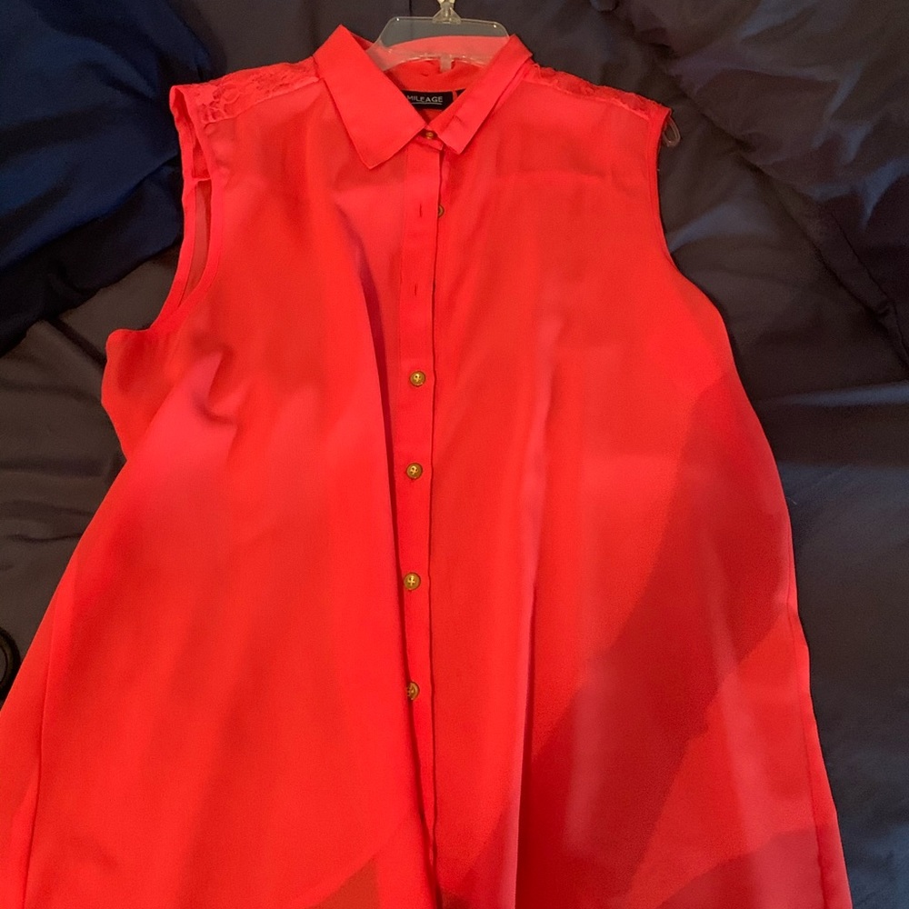 Sleeveless button up